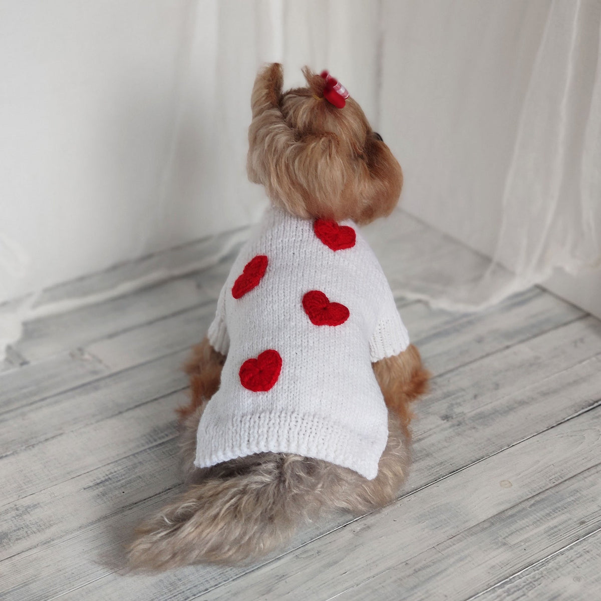 TailTailor® Handgestrickter Valentinstags-Hundepullover – Rote Strickjacke mit Herz-Motiv für Hunde & Katzen (Maßanfertigung)