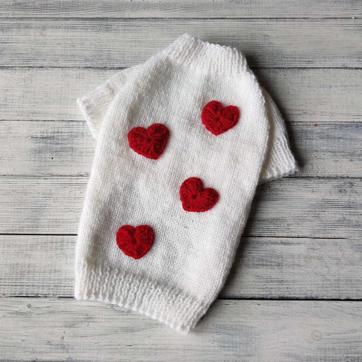 TailTailor® Handgestrickter Valentinstags-Hundepullover – Rote Strickjacke mit Herz-Motiv für Hunde & Katzen (Maßanfertigung)