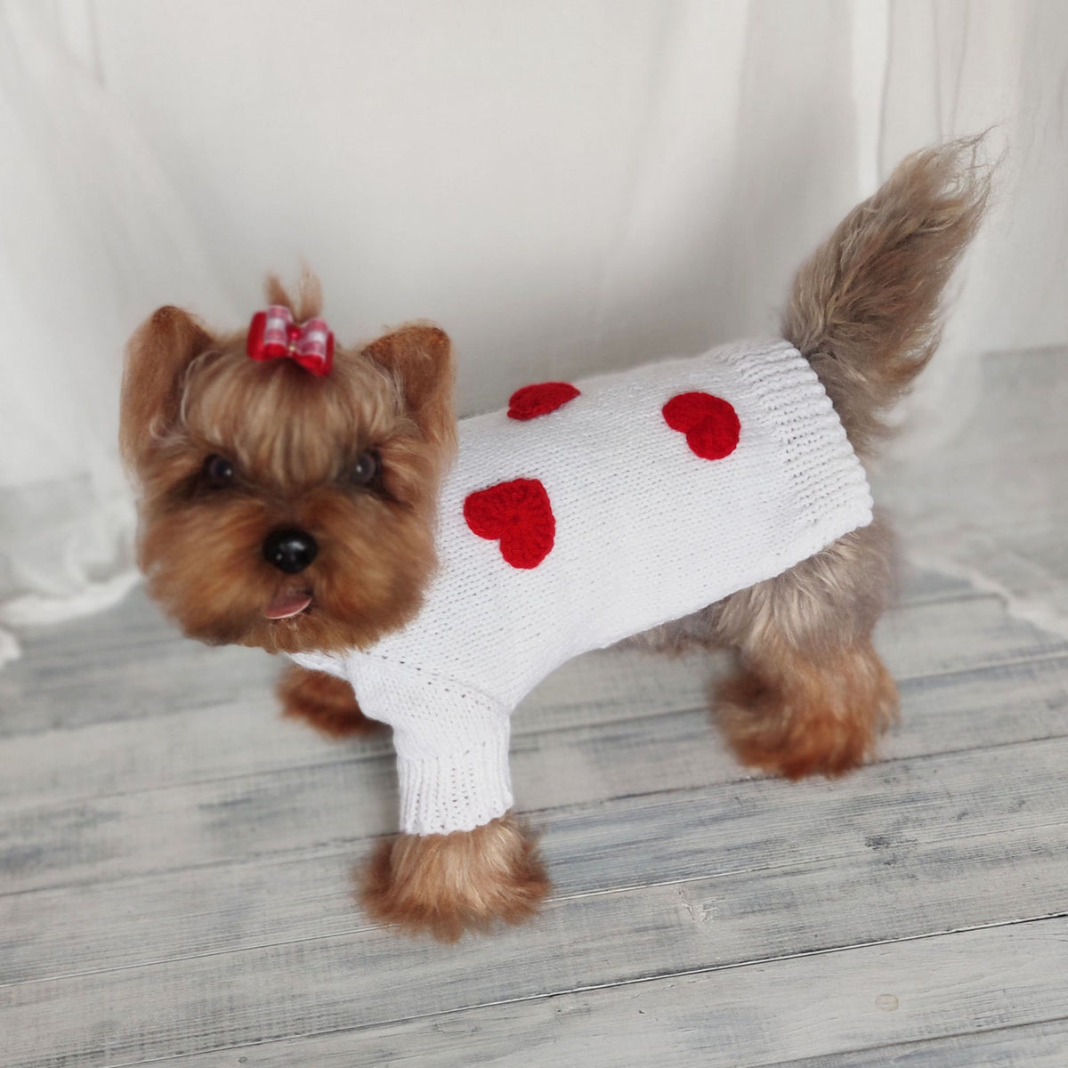 TailTailor® Handgestrickter Valentinstags-Hundepullover – Rote Strickjacke mit Herz-Motiv für Hunde & Katzen (Maßanfertigung)