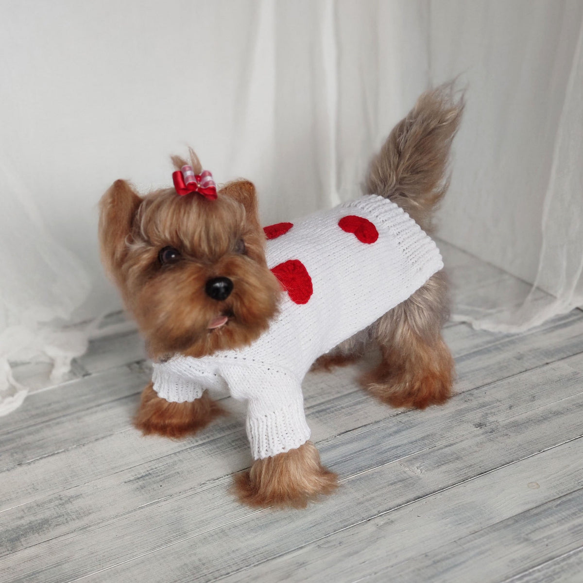 TailTailor® Handgestrickter Valentinstags-Hundepullover – Rote Strickjacke mit Herz-Motiv für Hunde & Katzen (Maßanfertigung)