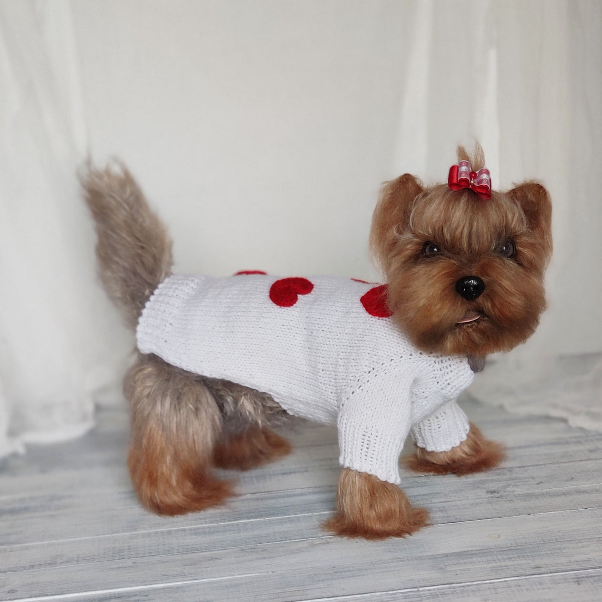 TailTailor® Handgestrickter Valentinstags-Hundepullover – Rote Strickjacke mit Herz-Motiv für Hunde & Katzen (Maßanfertigung)