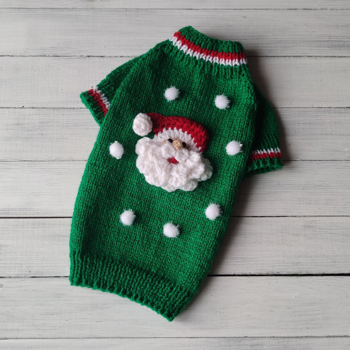 TailTailor® Handgestrickter Weihnachtsmann-Hundepullover – Weihnachtspullover für Hunde mit Santa-Motiv & Maßanfertigung