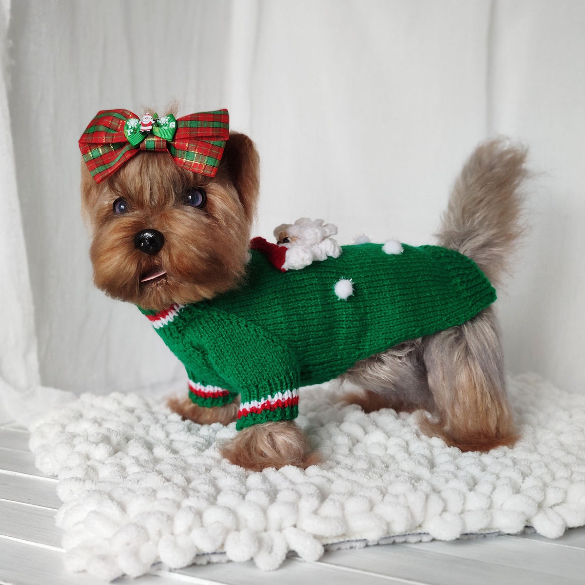 TailTailor® Handgestrickter Weihnachtsmann-Hundepullover – Weihnachtspullover für Hunde mit Santa-Motiv & Maßanfertigung