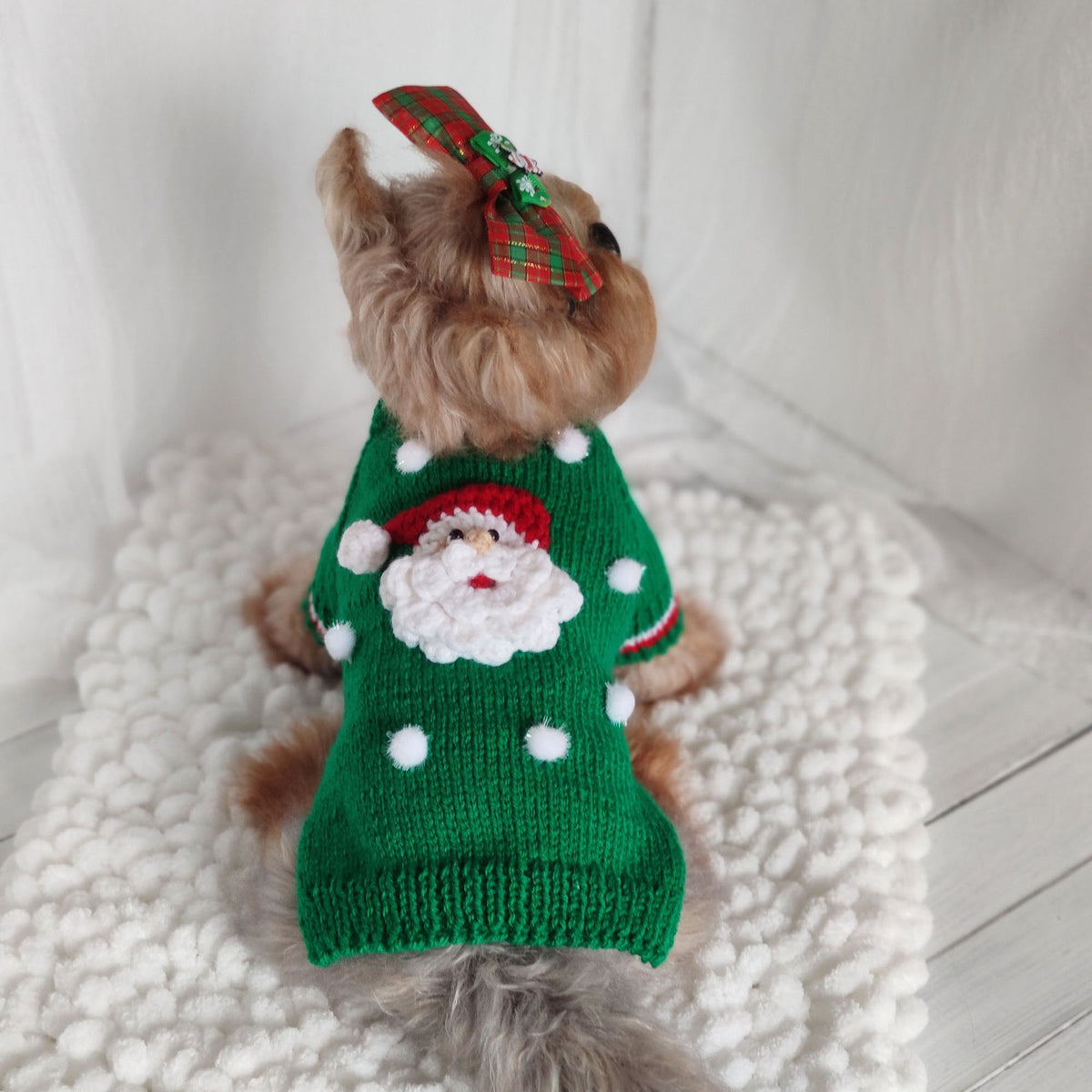 TailTailor® Handgestrickter Weihnachtsmann-Hundepullover – Weihnachtspullover für Hunde mit Santa-Motiv & Maßanfertigung