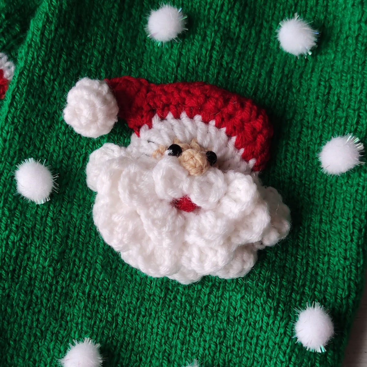 TailTailor® Handgestrickter Weihnachtsmann-Hundepullover – Weihnachtspullover für Hunde mit Santa-Motiv & Maßanfertigung