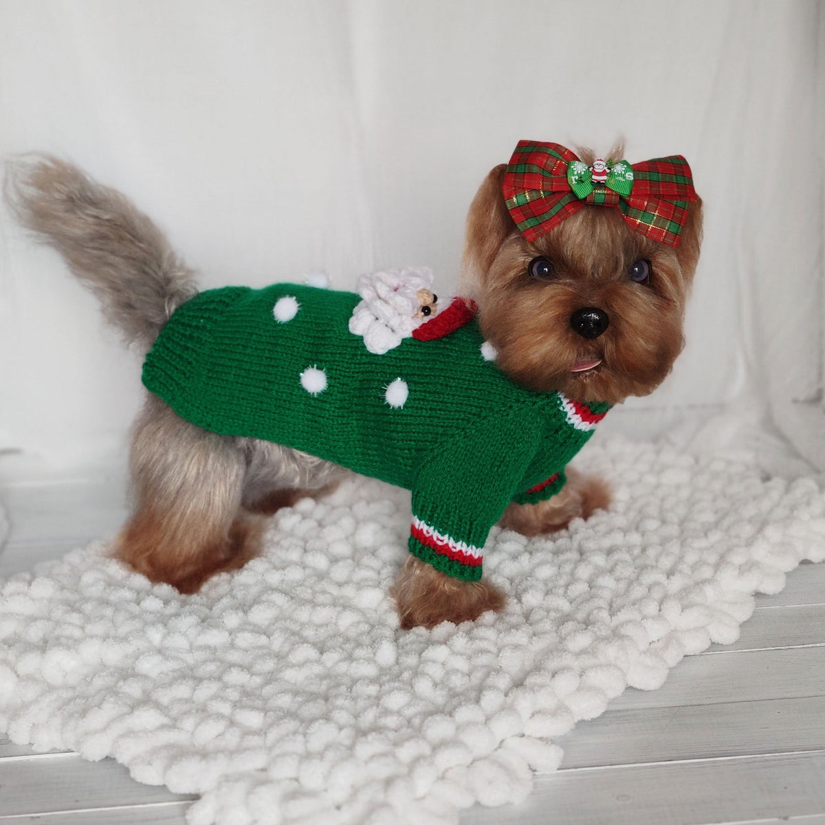 TailTailor® Handgestrickter Weihnachtsmann-Hundepullover – Weihnachtspullover für Hunde mit Santa-Motiv & Maßanfertigung