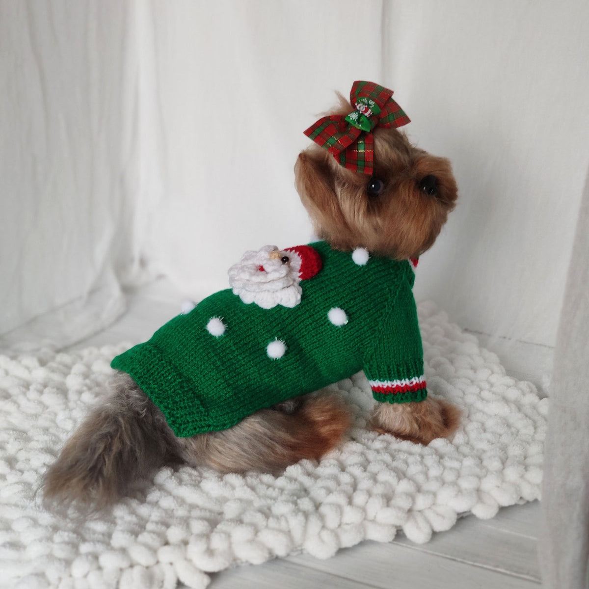 TailTailor® Handgestrickter Weihnachtsmann-Hundepullover – Weihnachtspullover für Hunde mit Santa-Motiv & Maßanfertigung