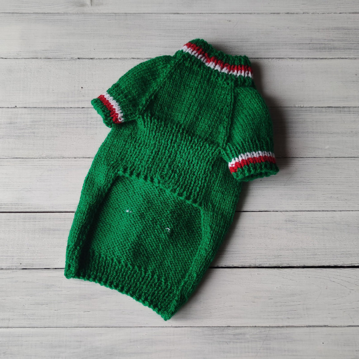TailTailor® Handgestrickter Weihnachtsmann-Hundepullover – Weihnachtspullover für Hunde mit Santa-Motiv & Maßanfertigung